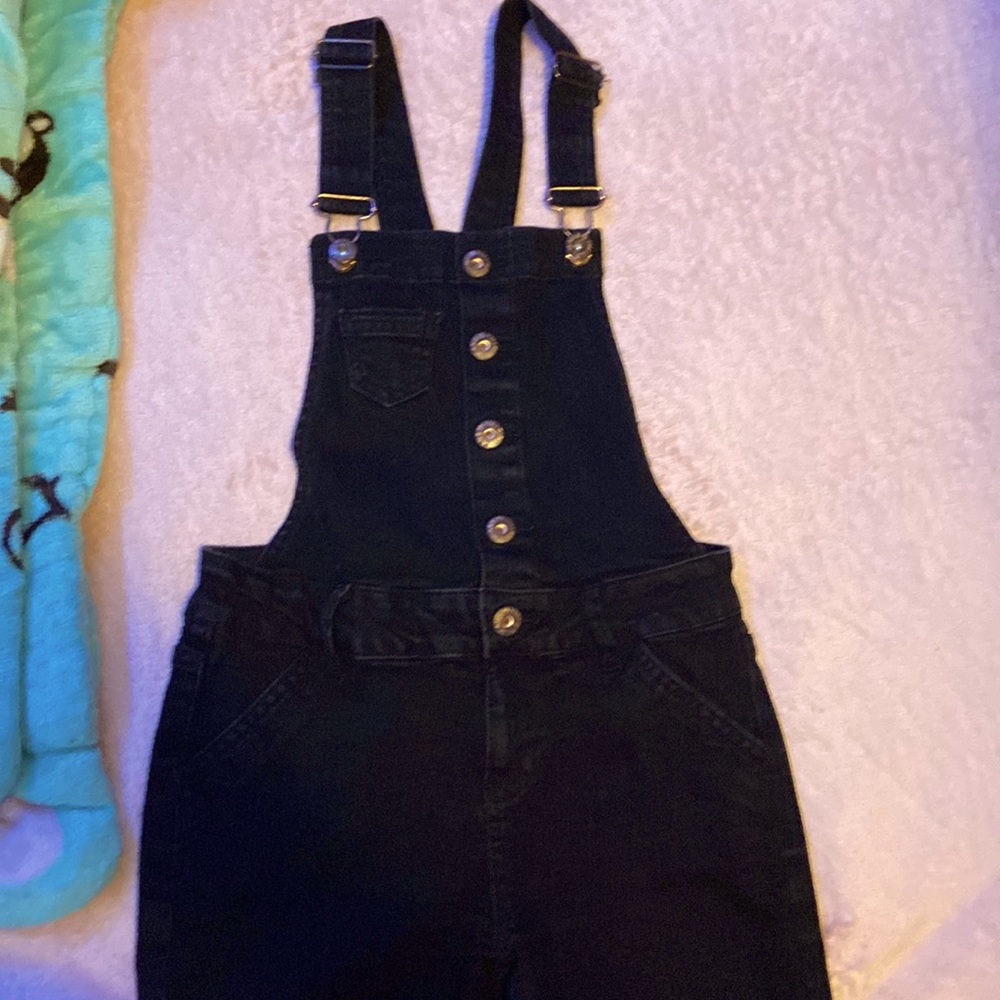 Cute overalls!! black and size 7 really cute a comfy